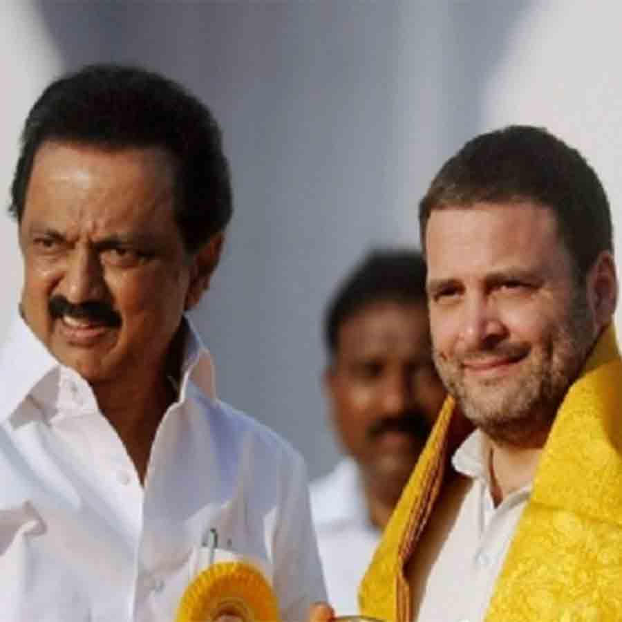 (বাঁ দিকে)এম কে স্ট্যালিনের সঙ্গে রাহুল গান্ধী (ডান দিকে)।