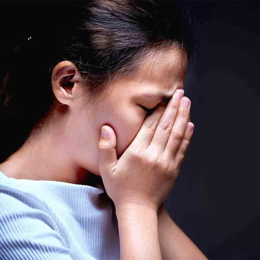 অশ্রুক্ষরণ: এক বিন্দু অশ্রুজলের যন্ত্রণা অশ্রুসিক্ত সেই চিবুক জানে, আর জানে আহত পাঁজর।