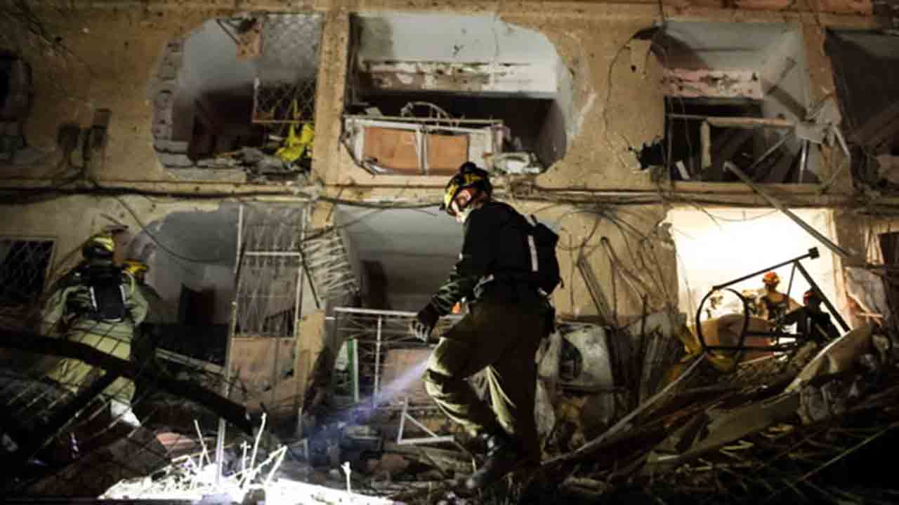 ইরানের ক্ষেপণাস্ত্র হামলায় ক্ষতিগ্রস্ত ইজ়রায়েলের ডিমোনা শহরের বেশ কয়েকটি বহুতল। ছবি: রয়টার্স।