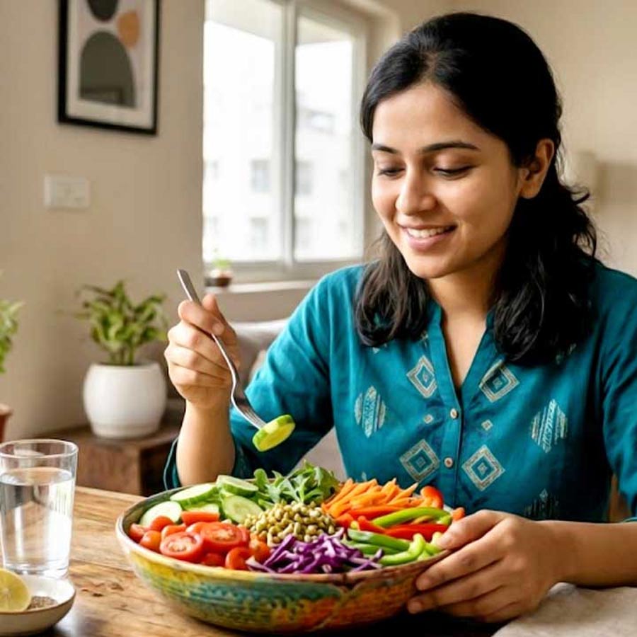 কাঁচা খাবারই খেতে হবে দিনভর,  এমন ডায়েট করলে কী লাভ হয়?