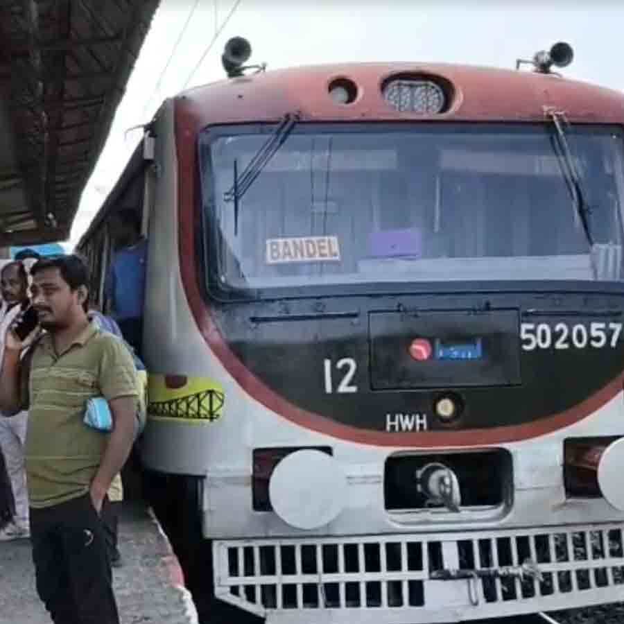 হুগলি স্টেশনে আটকে ট্রেন। নিজস্ব চিত্র।