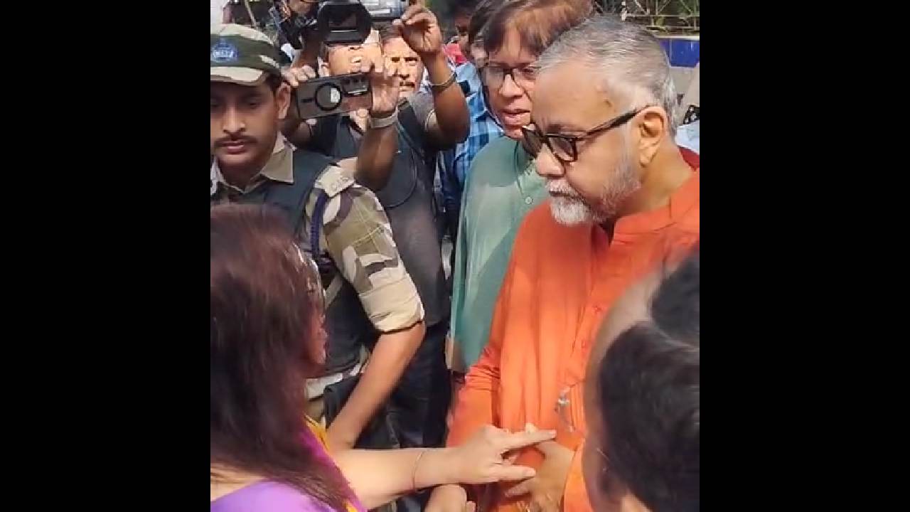 সৌজন্য। রবিবার মানিকতলায় বিজেপি প্রার্থী তাপস রায়ের সঙ্গে হঠাৎ দেখা তৃণমূলের বিদায়ী বিধায়ক তথা প্রার্থীর মা সুপ্তি পাণ্ডের।