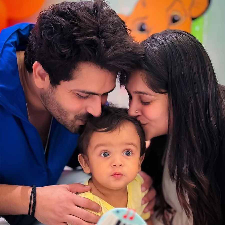 ছেলে রুহানের সঙ্গে শোয়েব এবং দীপিকা।