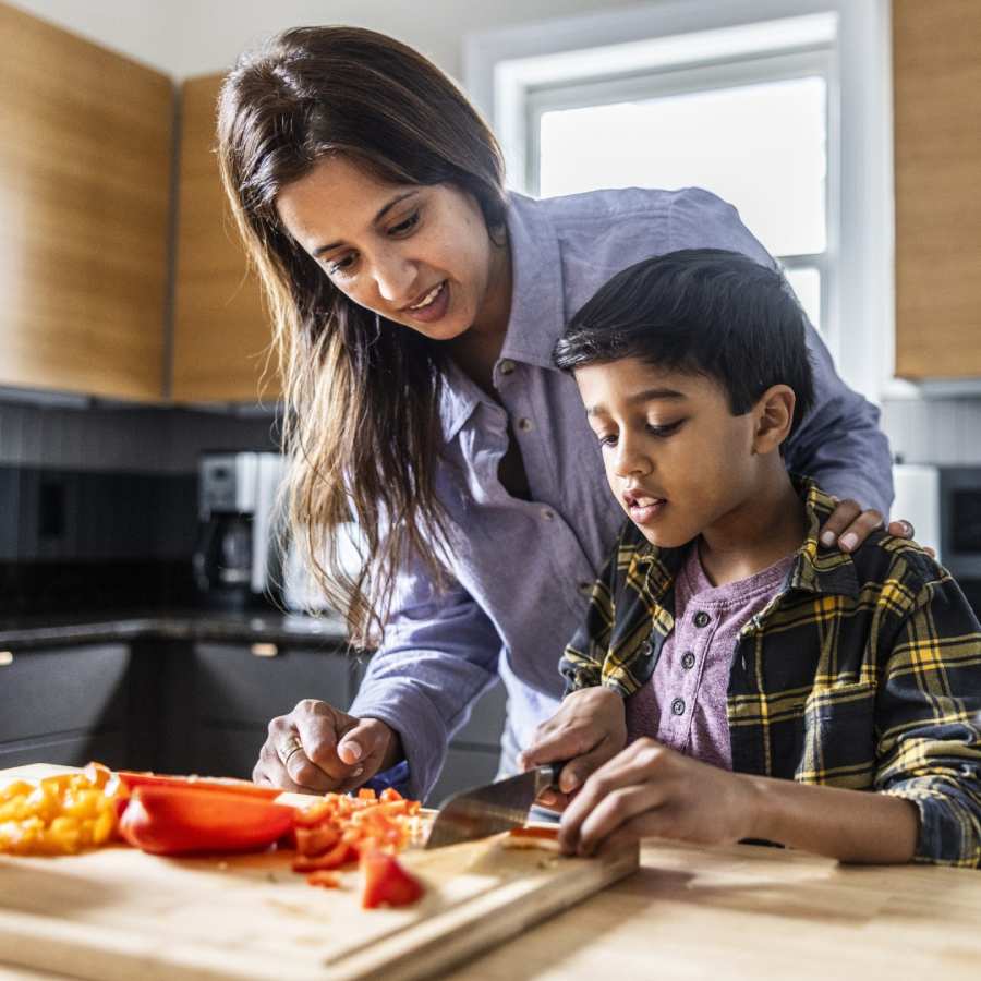 খাবার তৈরি করতে সাহায্য করতে দিন পুত্র সন্তানকেও। 