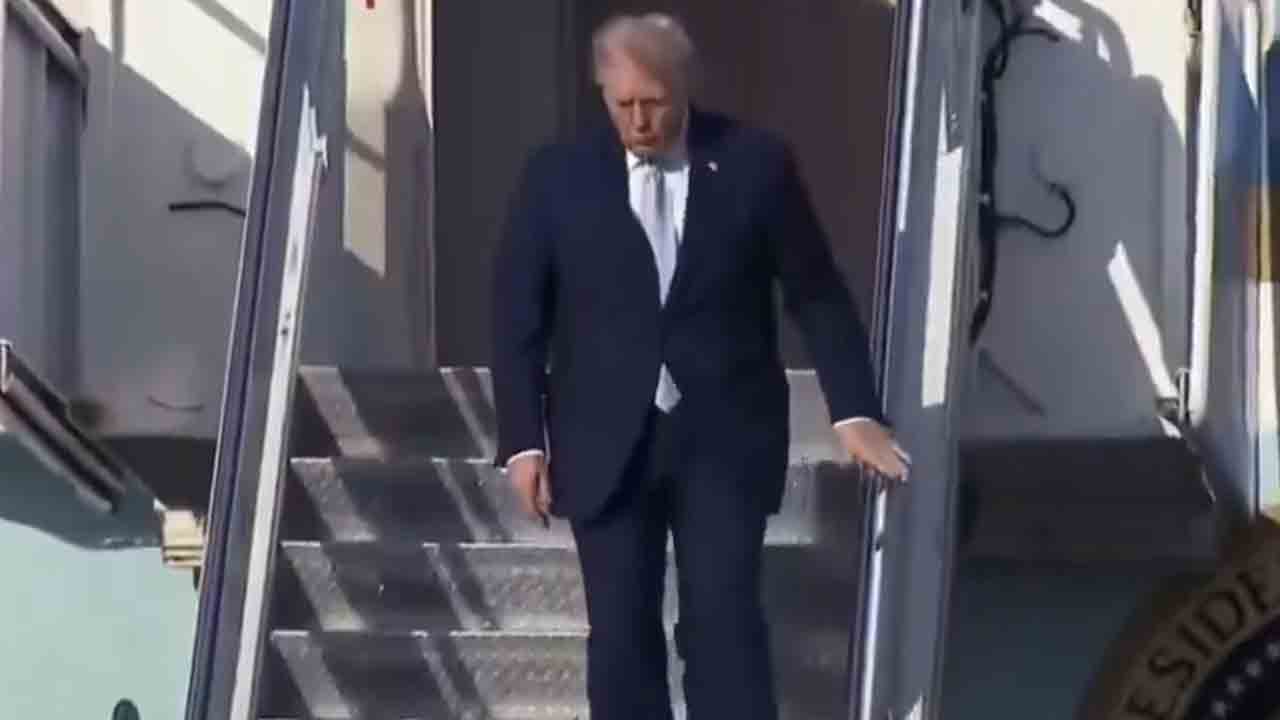 এয়ারফোর্স ওয়ান বিমান থেকে নামছেন মার্কিন প্রেসিডেন্ট ডোনাল্ড ট্রাম্প। ছবি: সংগৃহীত।