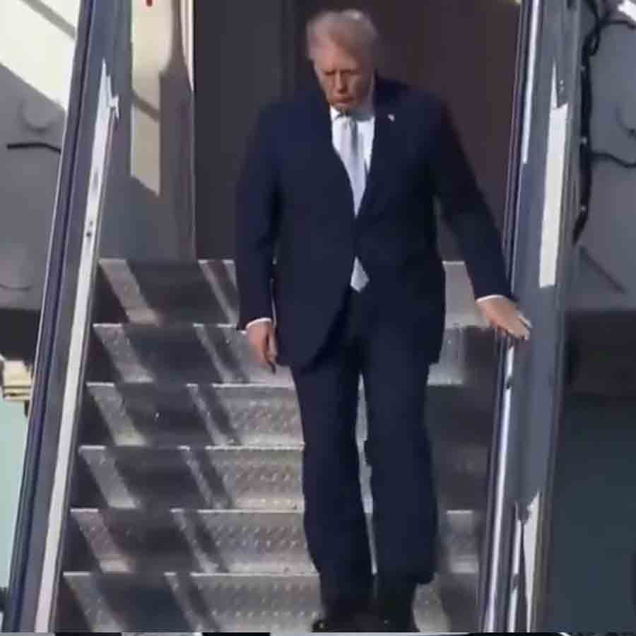 এয়ারফোর্স ওয়ান বিমান থেকে নামছেন মার্কিন প্রেসিডেন্ট ডোনাল্ড ট্রাম্প। ছবি: সংগৃহীত।