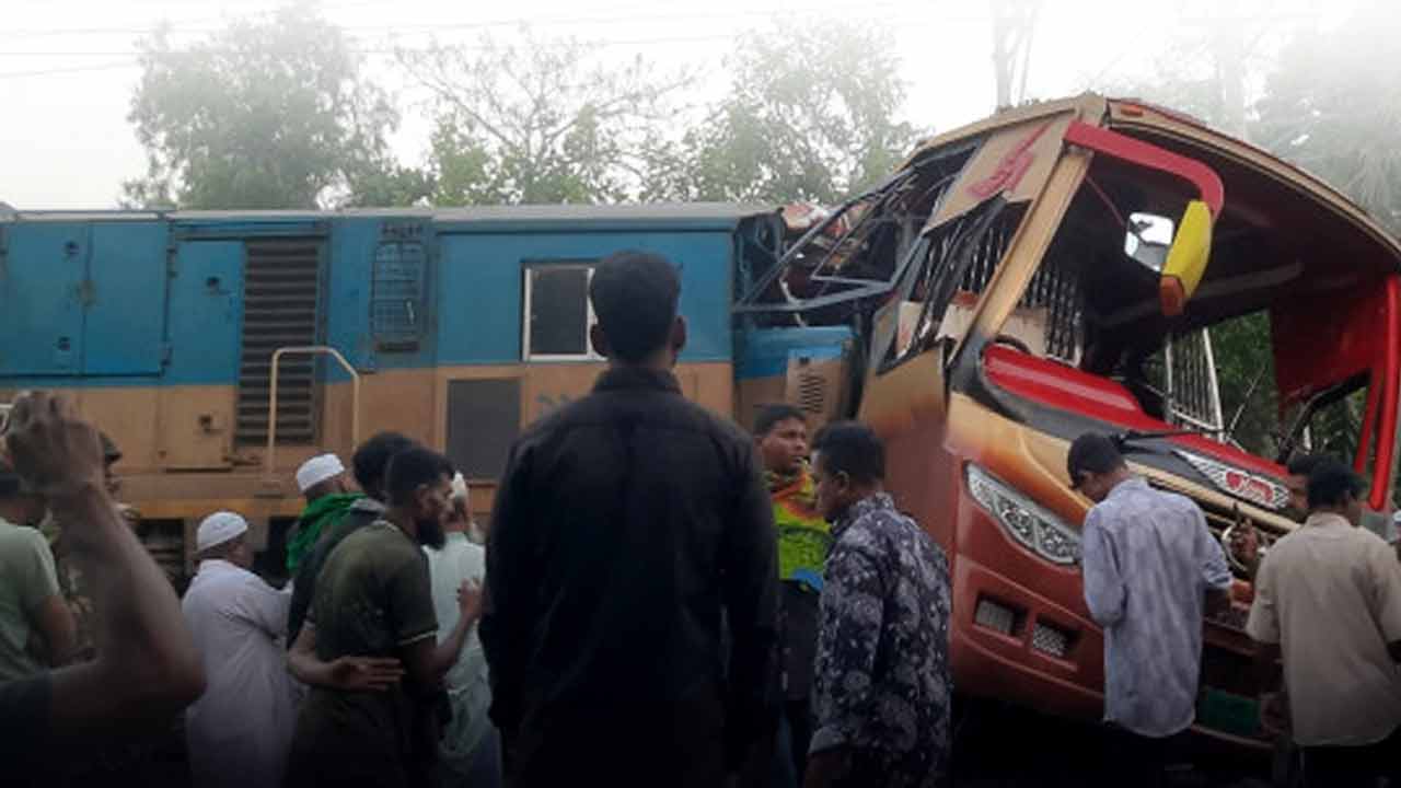 বাংলাদেশের কুমিল্লায় রেল ক্রসিংয়ে ট্রেন এবং বাসের সংঘর্ষ।