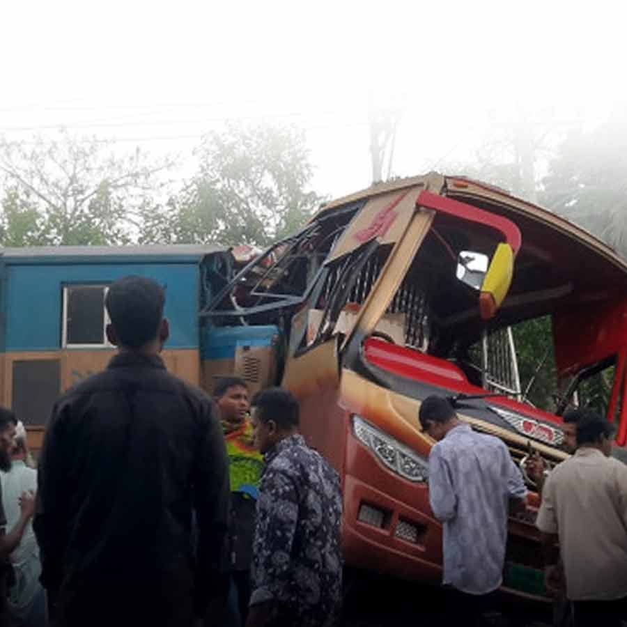 বাংলাদেশের কুমিল্লায় রেল ক্রসিংয়ে ট্রেন এবং বাসের সংঘর্ষ।