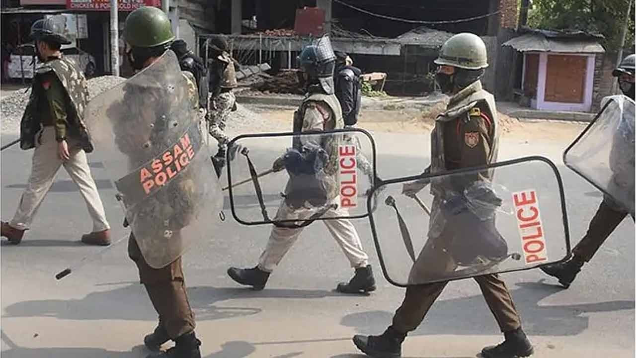 অভিযুক্তদের খোঁজে টহল দিচ্ছে অসম পুলিশ।