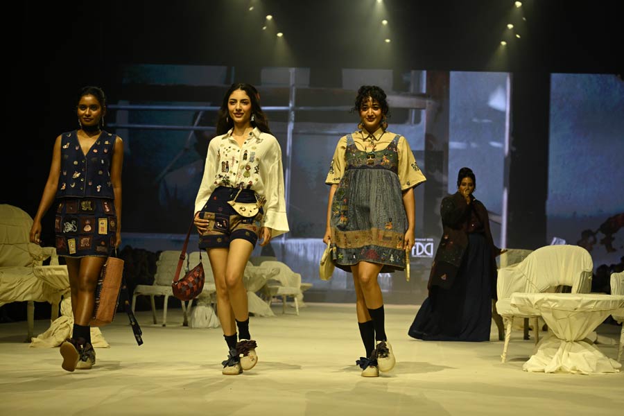 নবধারা খাদি মূলত স্বদেশি ভাবধারার সঙ্গে নতুনের মেলবন্ধন।