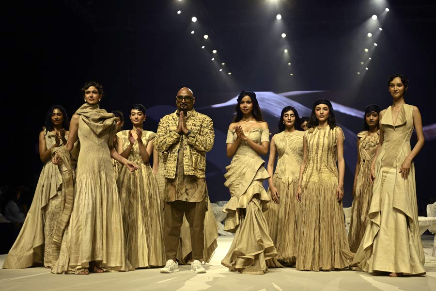 খাদি এখন কেবল ভারতের গণ্ডিতে সীমাবদ্ধ নয়।