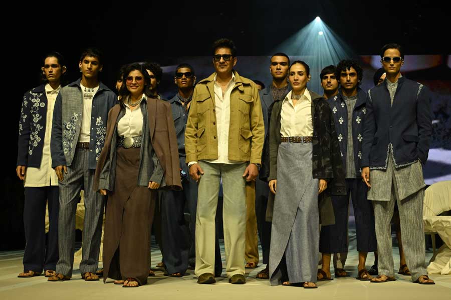 খাদির পোশাকের সম্ভার নিয়ে হাজির হলেন নামজাদা পোশাকশিল্পীরা।