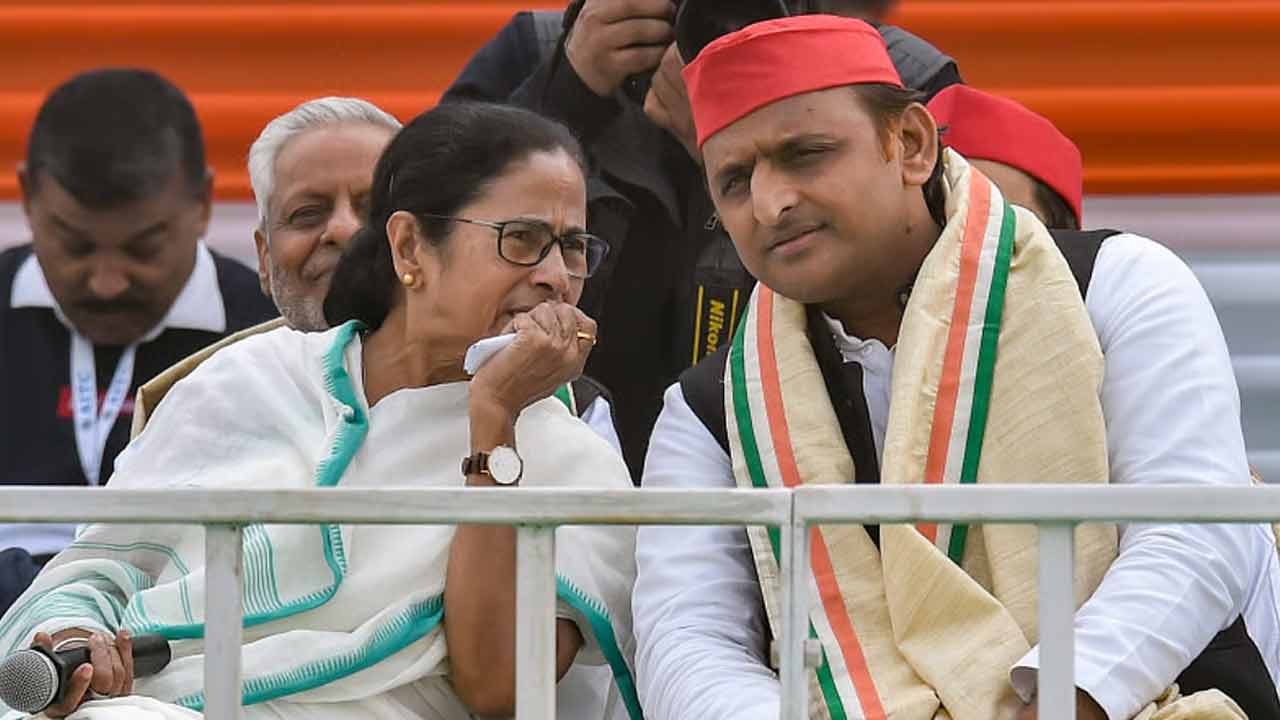 (বাঁ দিকে) তৃণমূলনেত্রী মমতা বন্দ্যোপাধ্যায় এবং সমাজবাদী পার্টির নেতা অখিলেশ যাদব (ডান দিকে)।