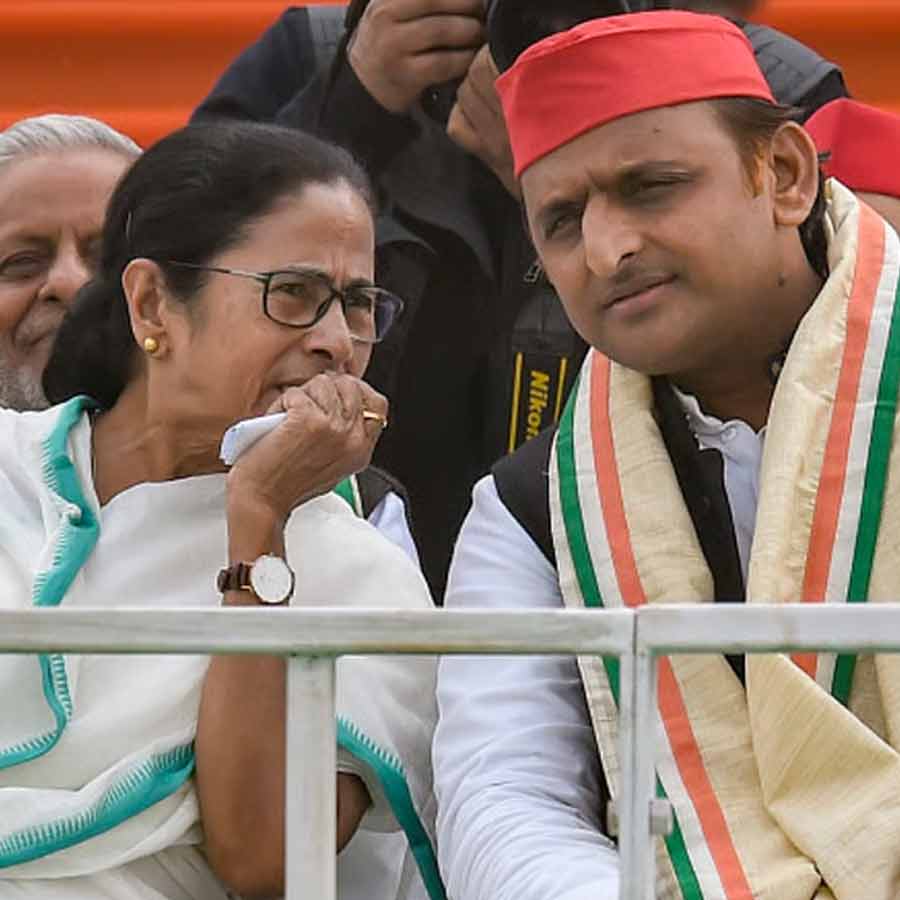 (বাঁ দিকে) তৃণমূলনেত্রী মমতা বন্দ্যোপাধ্যায় এবং সমাজবাদী পার্টির নেতা অখিলেশ যাদব (ডান দিকে)।