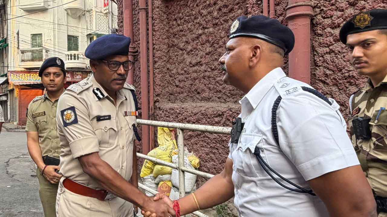 রবিবার হেয়ার স্ট্রিট থানায় কলকাতা পুলিশের কমিশনার অজয়কুমার নন্দ।