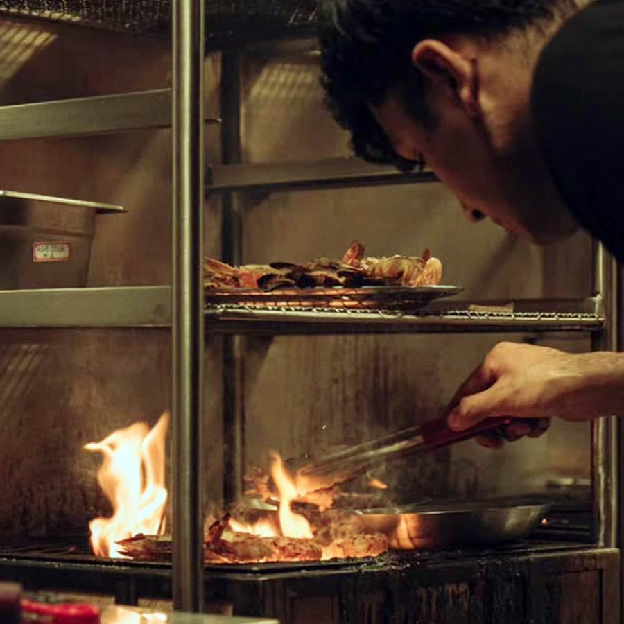 ইয়োকোচোতে বাঙালি খাবারের সঙ্গে পূর্ব এশিয়ার স্বাদের মেলবন্ধন ঘটেছে।