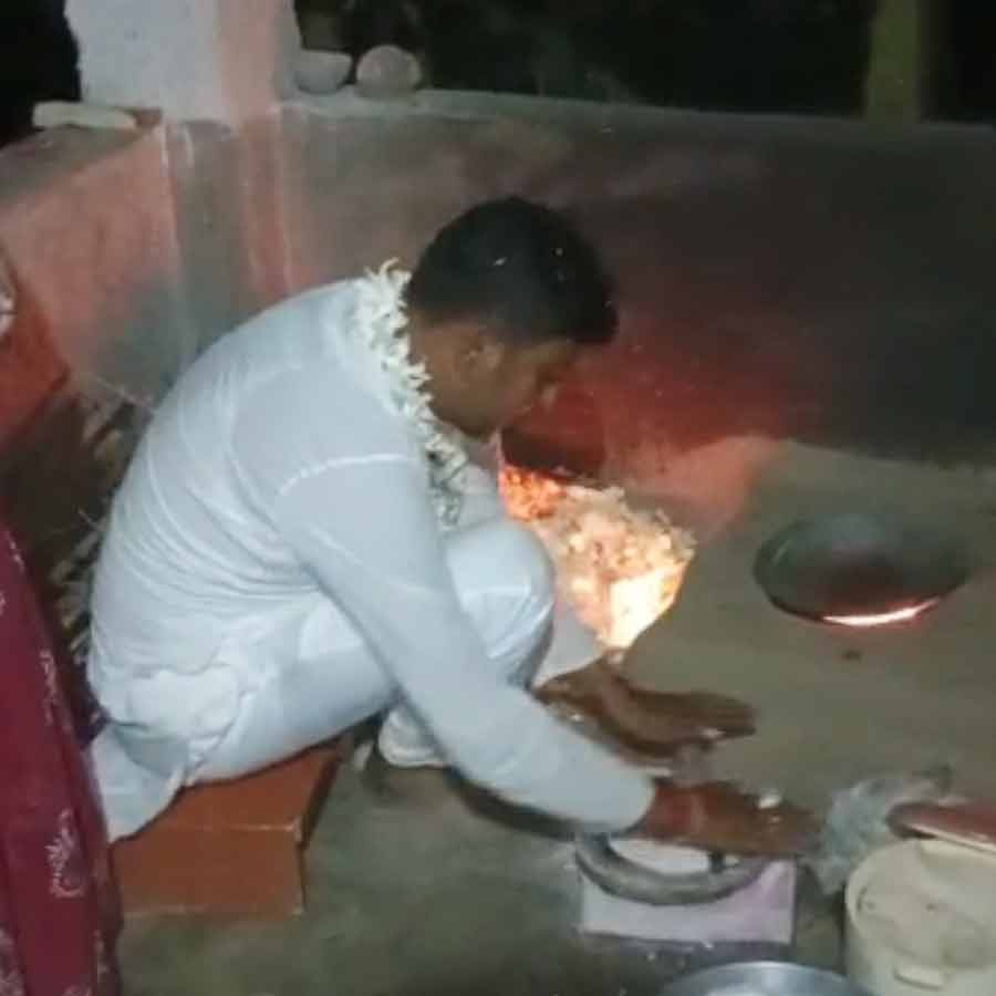 TMC Candidate Partha Hazari campaigns through making roti in voter’s house dgtld