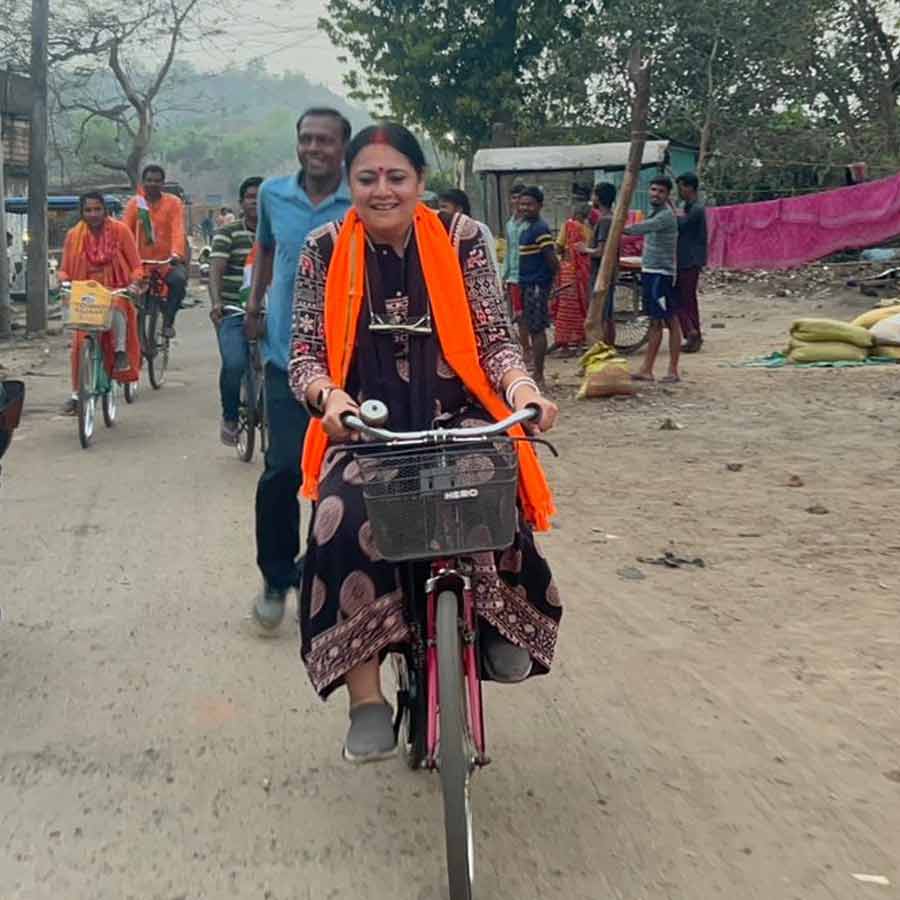 সাইকেল নিয়ে প্রচারে অগ্নিমিত্রা পাল।