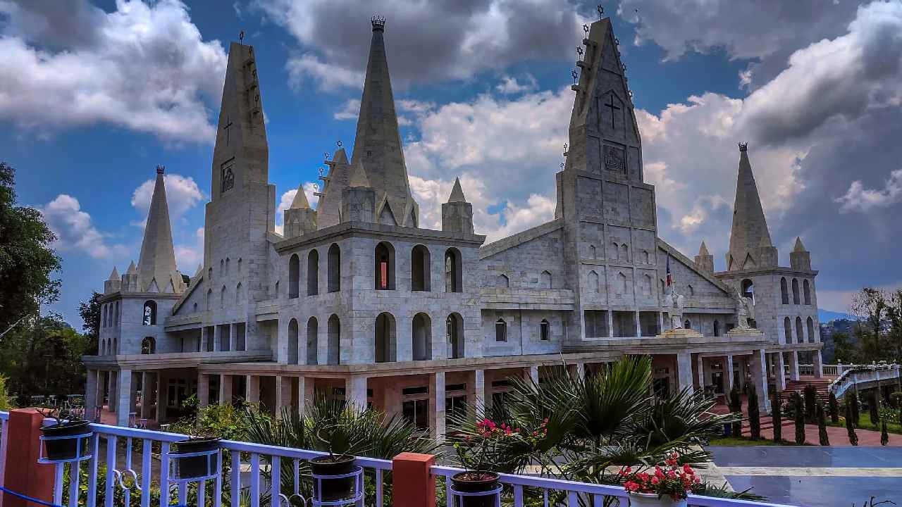 সলোমন মন্দির এখানকার অন্যতম দর্শনীয় স্থান