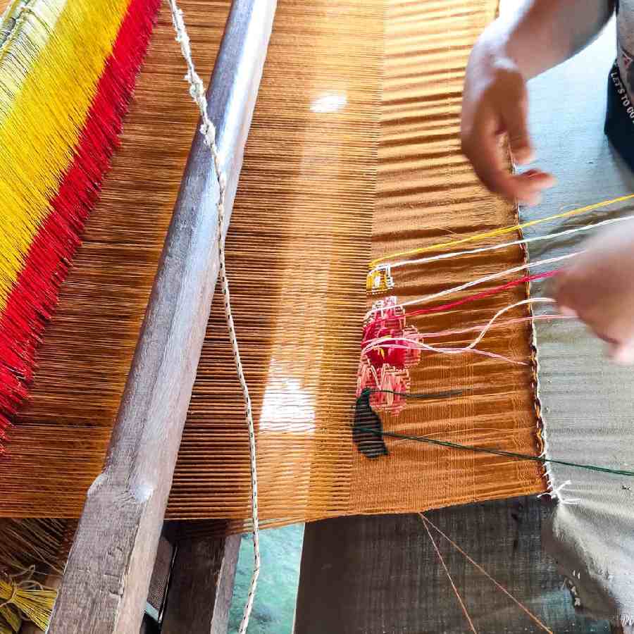 মিজ়োরামের পোশাক কী ভাবে তৈরি হয় গ্রামে গিয়ে দেখে আসতেও পারেন।