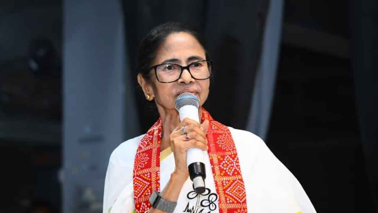 রবিবার অহীন্দ্র মঞ্চে মমতা বন্দ্যোপাধ্যায়।