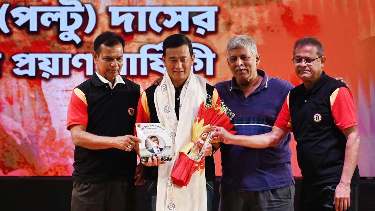 মধ্যমণি: ‘দীপক জ্যোতি’ পাওয়ার পরে ভাইচুং। রয়েছেন মনোরঞ্জন ভট্টাচার্য, ভাস্কর গঙ্গোপাধ্যায় এবং বিকাশ পাঁজি।