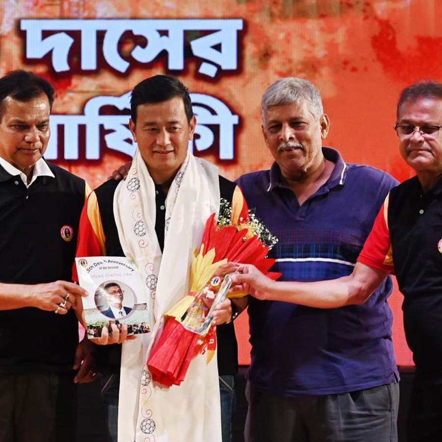 মধ্যমণি: ‘দীপক জ্যোতি’ পাওয়ার পরে ভাইচুং। রয়েছেন মনোরঞ্জন ভট্টাচার্য, ভাস্কর গঙ্গোপাধ্যায় এবং বিকাশ পাঁজি।