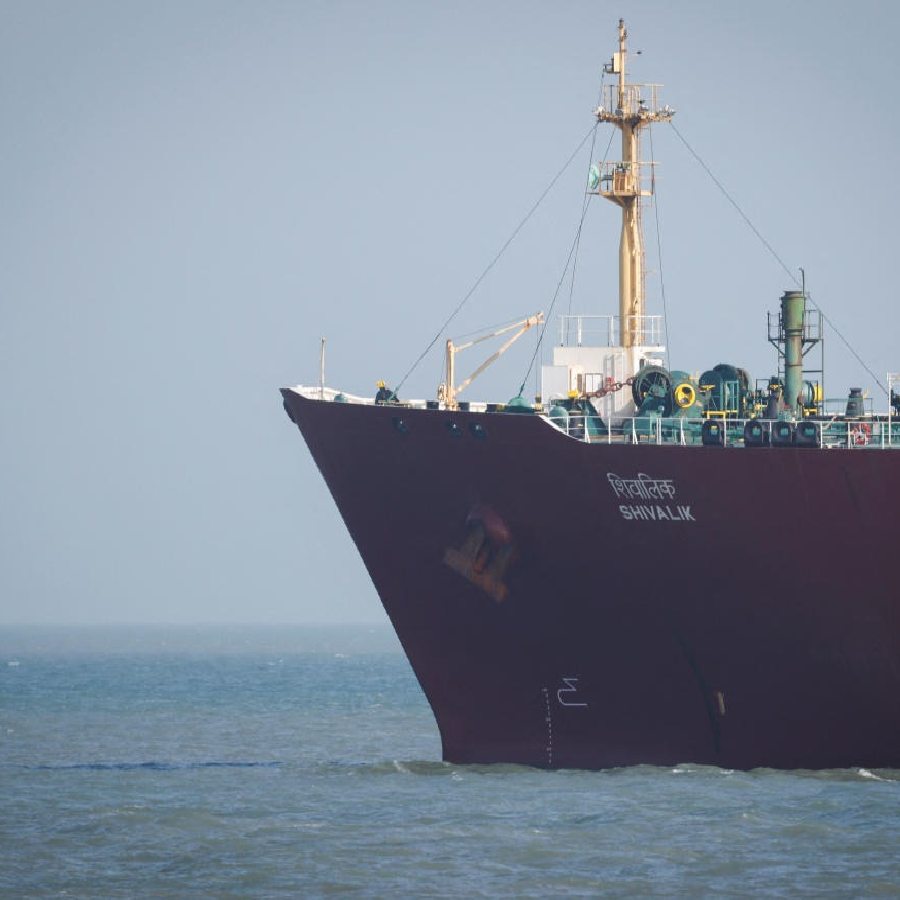 হরমুজ় প্রণালী পেরিয়ে গুজরাতের বন্দরে ভারতীয় পণ্যবাহী জাহাজ শিবালিক।