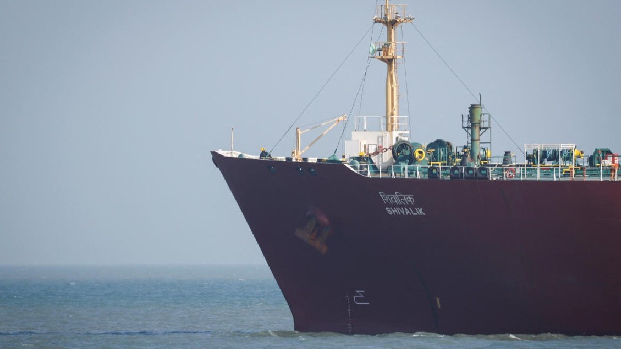 হরমুজ় প্রণালী পেরিয়ে গুজরাতের বন্দরে ভারতীয় পণ্যবাহী জাহাজ শিবালিক।