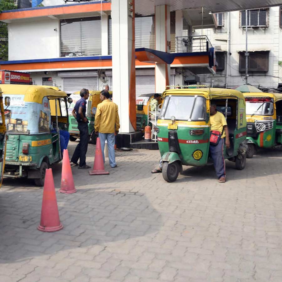 Auto drivers are disappointed over outside crowd in Howrah in search of fuel