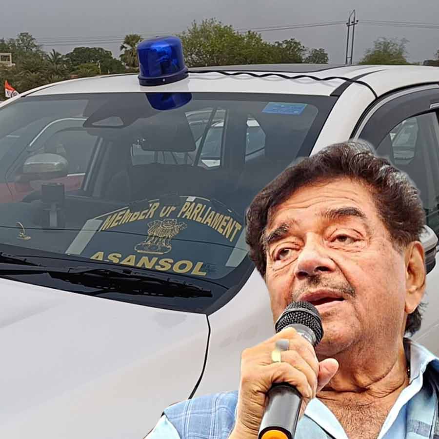 Blue beacon light car of TMC MP Shatrughan Sinha sparks controversy in Paschim Bardhaman dgtld