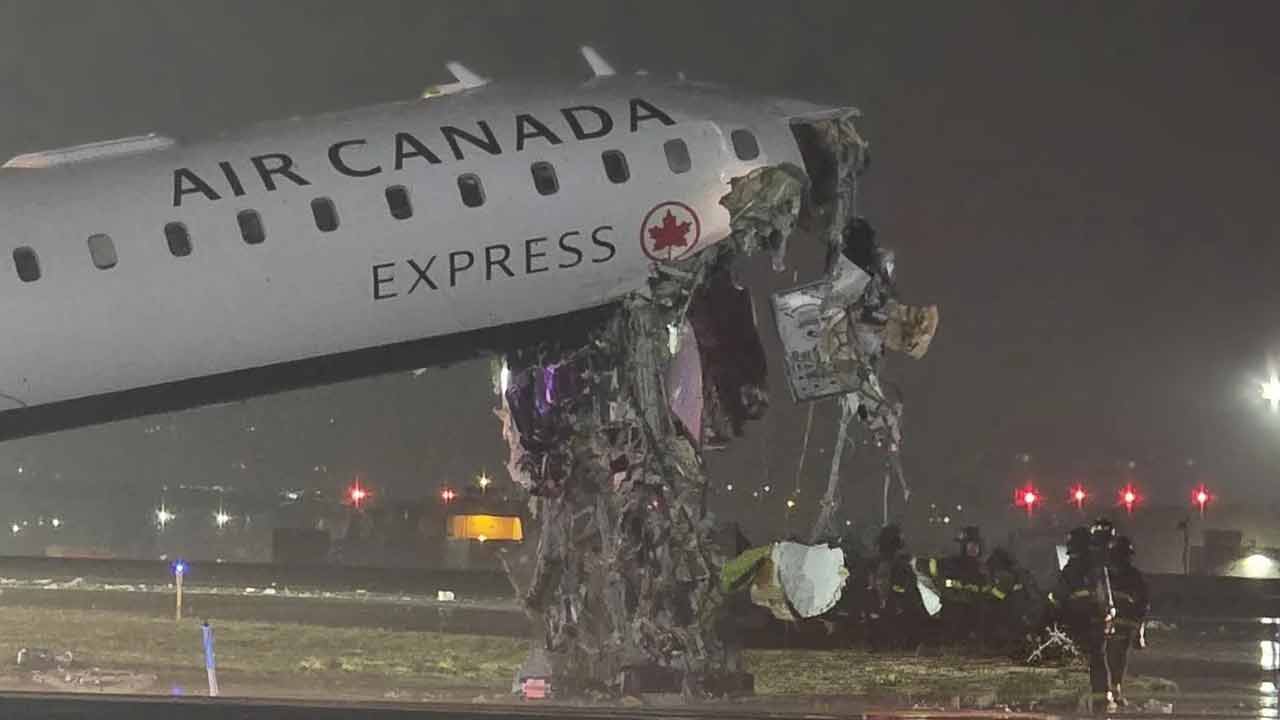 নিউ ইয়র্কের লা গার্ডিয়া বিমানবন্দরে ক্ষতিগ্রস্ত বিমান।