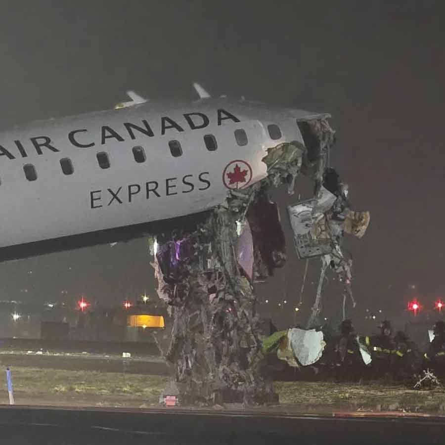 Flight hits ground vehicle at La Guardia Airport of New York dgtl