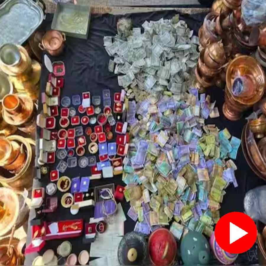 A video shows Kashmir residents have donated cash, gold, silver and copper utensils to a relief fund for people of Iran dgtl