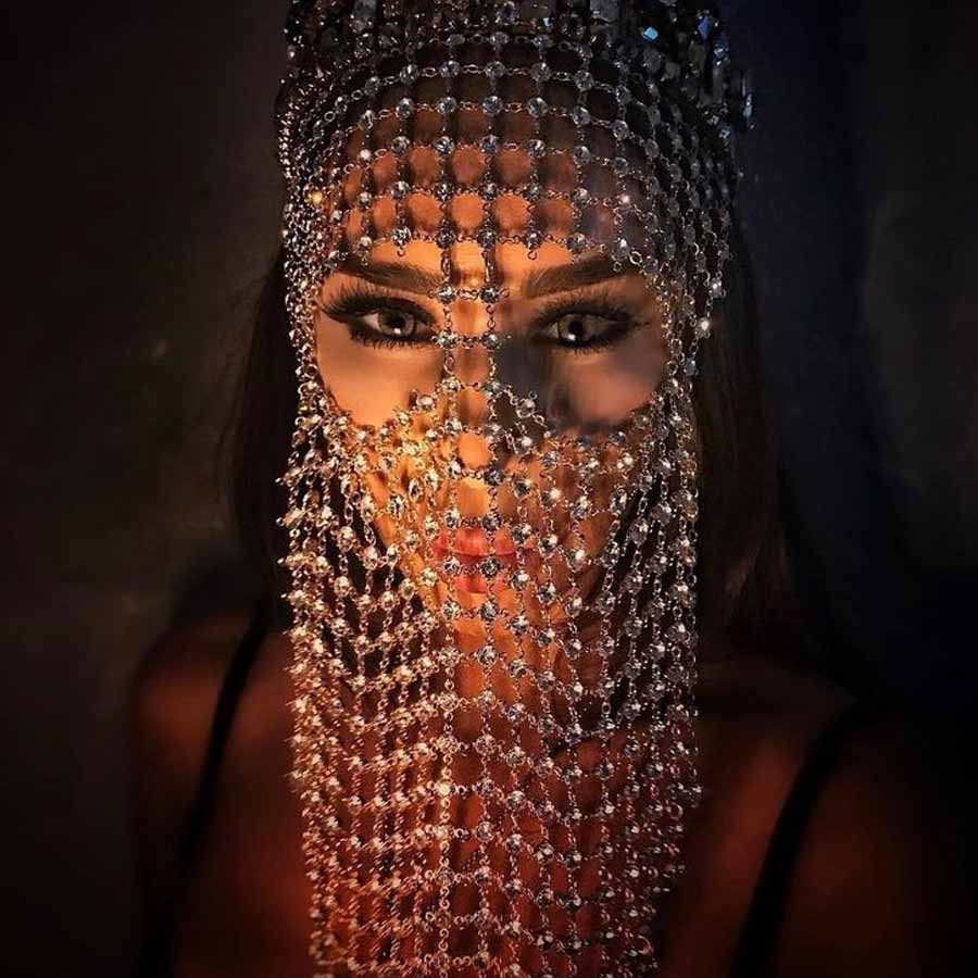 হিন্দি সিনেমাতেও বহু ‘আইটেম গানে’ শিল্পীকে পরানো হয়েছে ফেস চেন মাস্ক। 