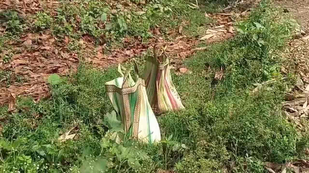 রেজিনগরে উদ্ধার হওয়া বোমা।