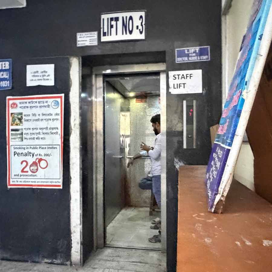 ট্রমা কেয়ারের দুর্ঘটনায় পড়া সেই লিফ্‌টের পাশের লিফ্‌টে রয়েছেন লিফ্‌টম্যান।