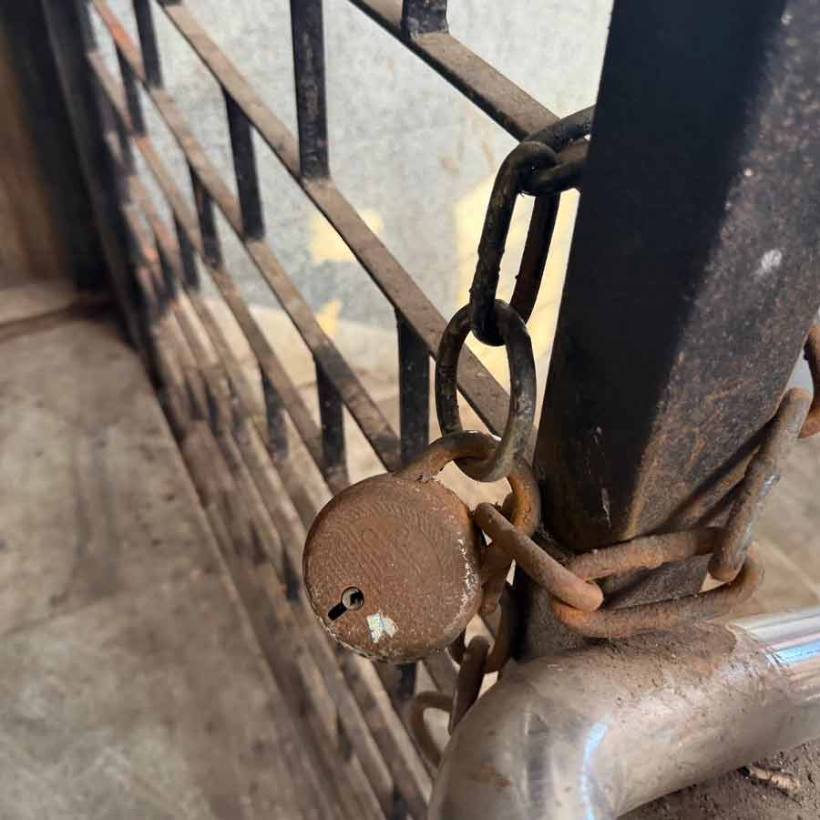 ট্রমা কেয়ারের সেই লিফ্‌টের পাশ থেকে বেসমেন্টে যাওয়ার সিঁড়িতে তালা দেওয়া। সেই তালা জং ধরে গিয়েছে।