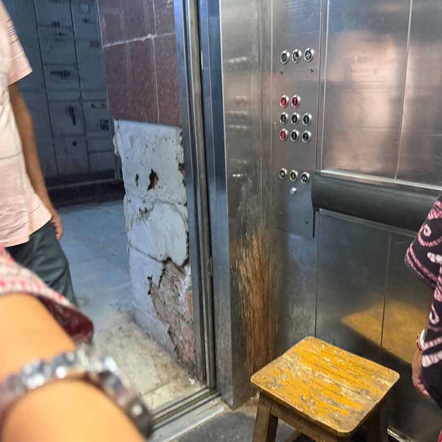 ইমার্জেন্সি বিল্ডিংয়ের লিফ্‌টে কখনও লিফ্‌টম্যান থাকছেন, আবার কখনও থাকছেন না।