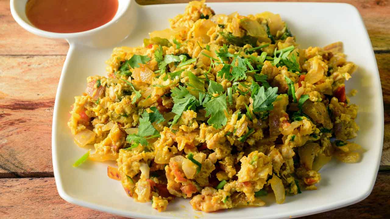 ডিমের ভুজিয়া  রাাঁধা যায় নানা ভাবে। উপকরণের বদলে স্বাদ বদলও হয়।