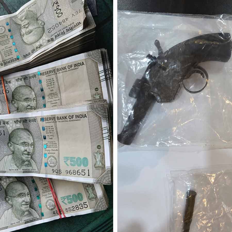 কোচবিহারে উদ্ধার নদগ অর্থ এবং আগ্নেয়াস্ত্র।