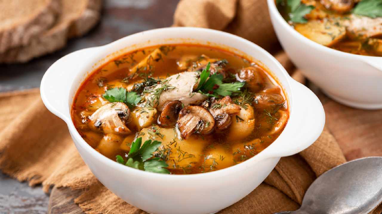 কী ভাবে পরিষ্কার করবেন মাশরুম?