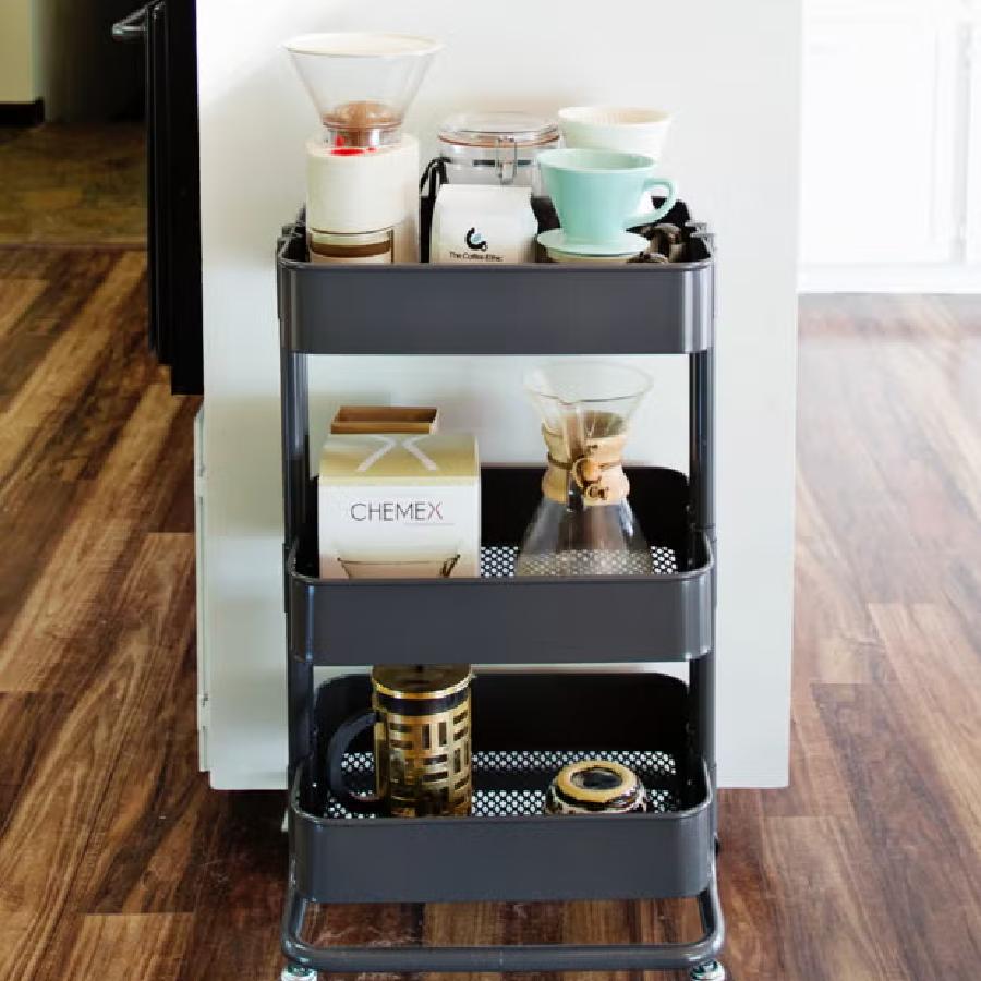 চাকাওয়ালা কার্টেও সাজিয়ে রাখতে পারেন প্রয়োজনীয় জিনিস।