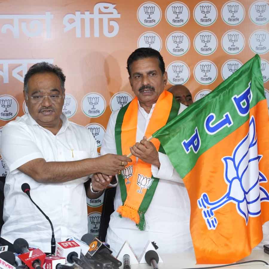 Veteran Congress Councillor of Kolkata Santosh Pathak joins BJP, May contest from Chowringhee seat dgtl