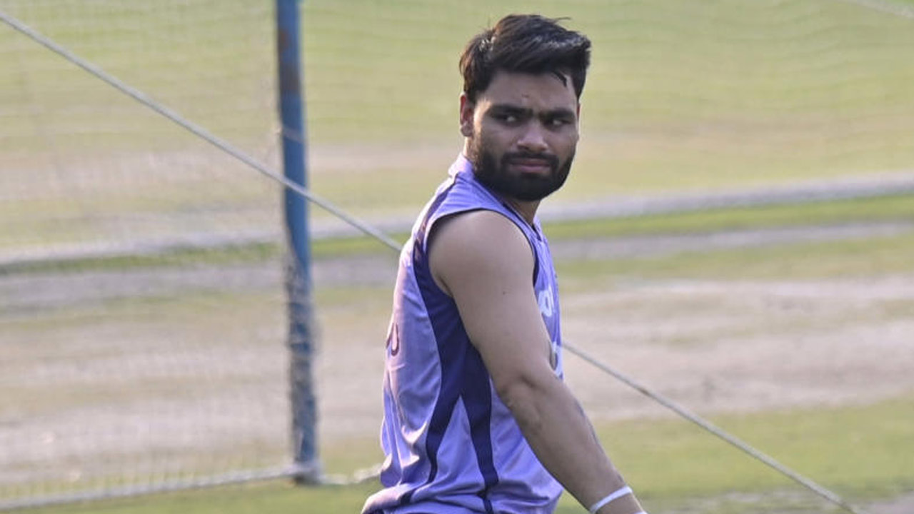 চর্চায়: নাইটদের অনুশীলনে রিঙ্কু। সোমবার।