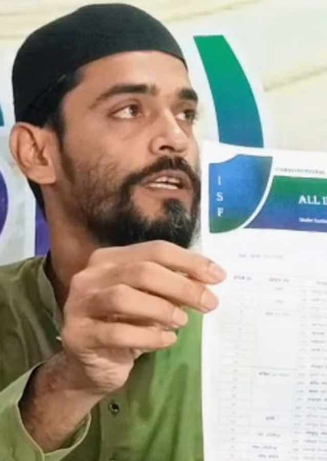 আইএসএফের প্রার্থী তালিকা প্রকাশ করছেন নওশাদ সিদ্দিকী।