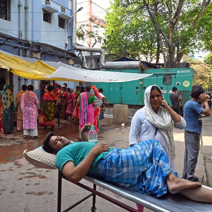 অসহায়: সরকারি হাসপাতালের জরুরি বিভাগে চিকিৎসা করাতে এসে মেলে না শৌচাগার। এসএসকেএমে স্ট্রেচারে শোয়া অবস্থায় সুলভ শৌচালয়ে নিয়ে যাওয়া হচ্ছে এক ব্যক্তিকে। সোমবার।