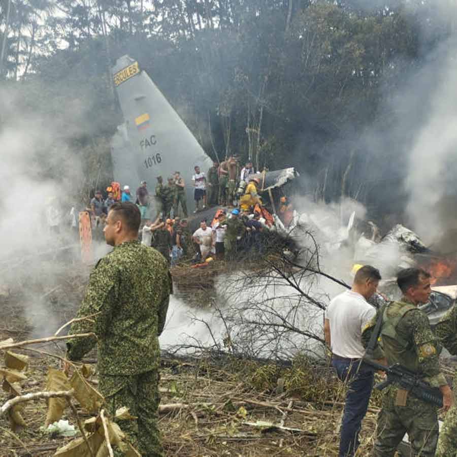 ভেঙে পড়ার পরেই আগুন ধরে যায় বায়ুসেনার বিমানটিতে। সোমবার কলম্বিয়ায়।