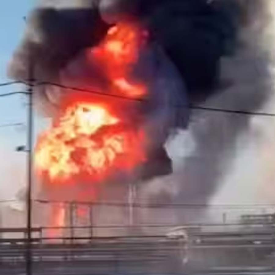 Huge explosion at a oil refinery in Texas in USA dgtl