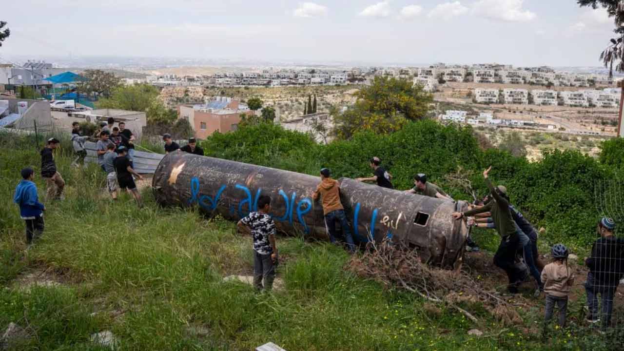 ইজ়রায়েলে ক্ষেপণাস্ত্র হামলা জারি ইরানের। ছবি: রয়টার্স।
